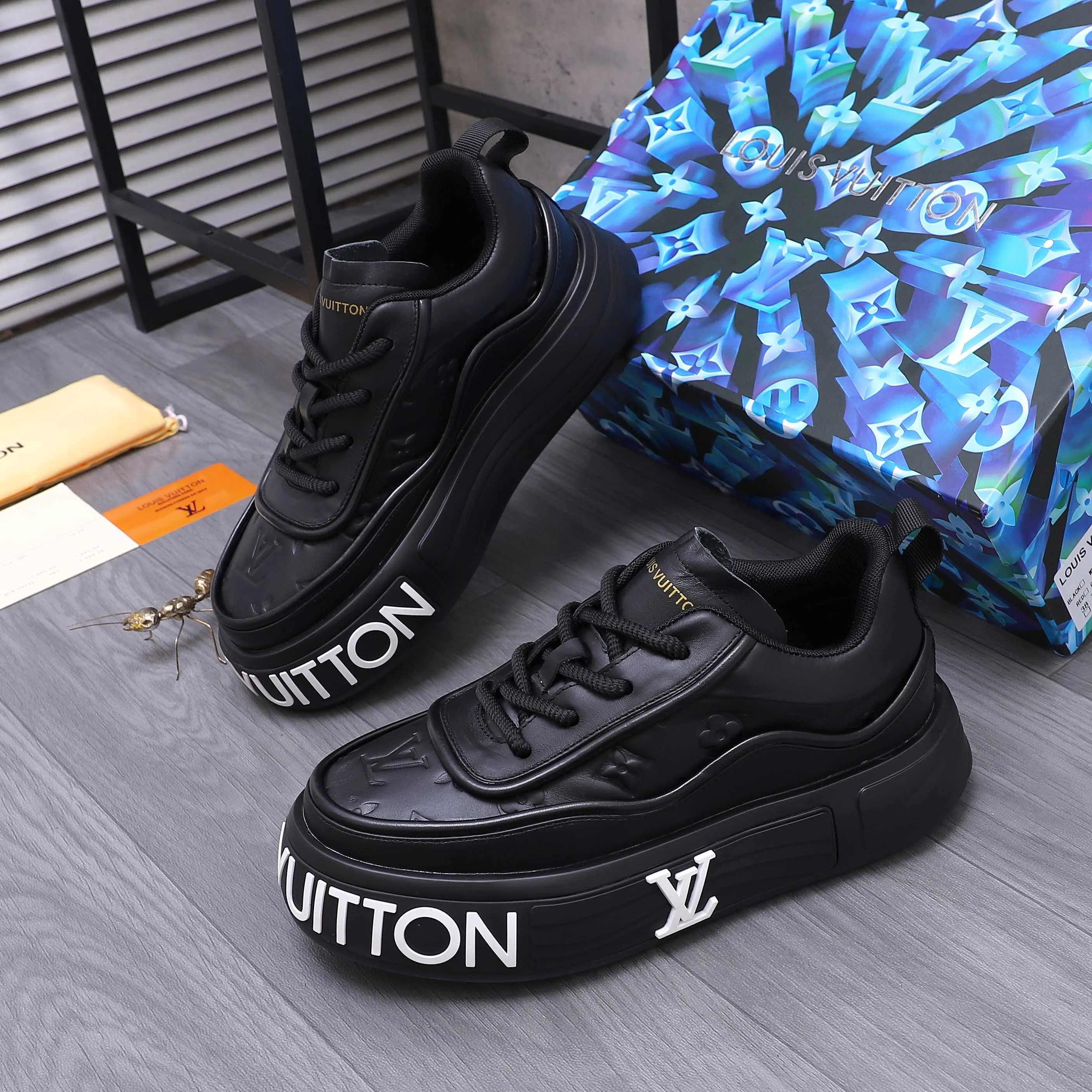 Men's shoes 💰560 Product trademark: LV [Louis Vuitton] casual shoes, regular size. Size: 38-46 (38.45.46 is custom-made and non-returnable) Product materials: Selected high-quality cowhide stitching embossed cowhide upper, cowhide insole, mesh lining, original outsole